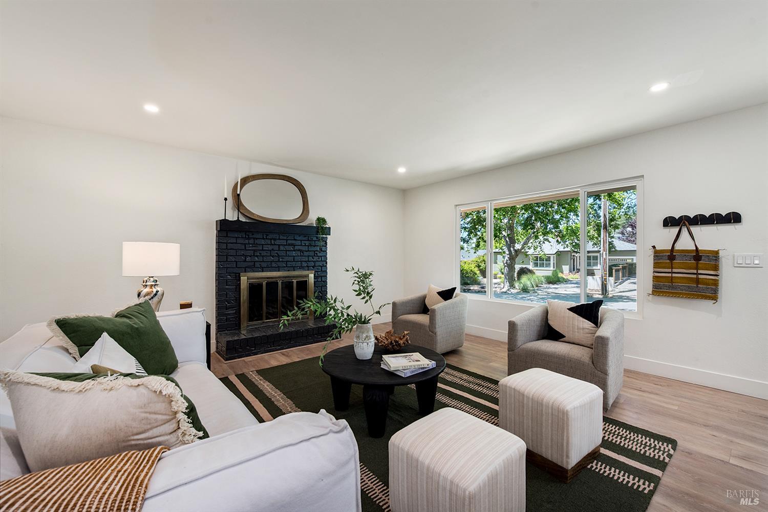 Detail Gallery Image 5 of 36 For 1044 W Mcnear Ave, Petaluma,  CA 94952 - 3 Beds | 2 Baths