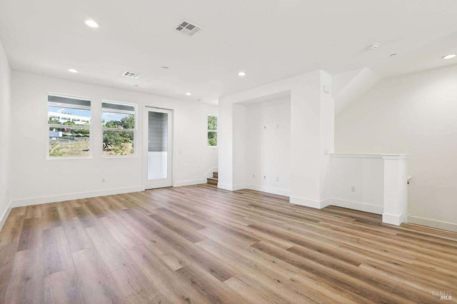 Detail Gallery Image 17 of 38 For 437 Semillion Ln, Santa Rosa,  CA 95403 - 3 Beds | 2/1 Baths