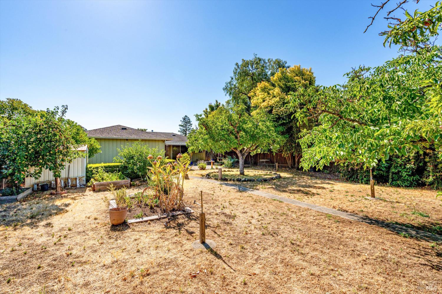 Detail Gallery Image 18 of 19 For 937 Manor Dr, Sonoma,  CA 95476 - 2 Beds | 2 Baths