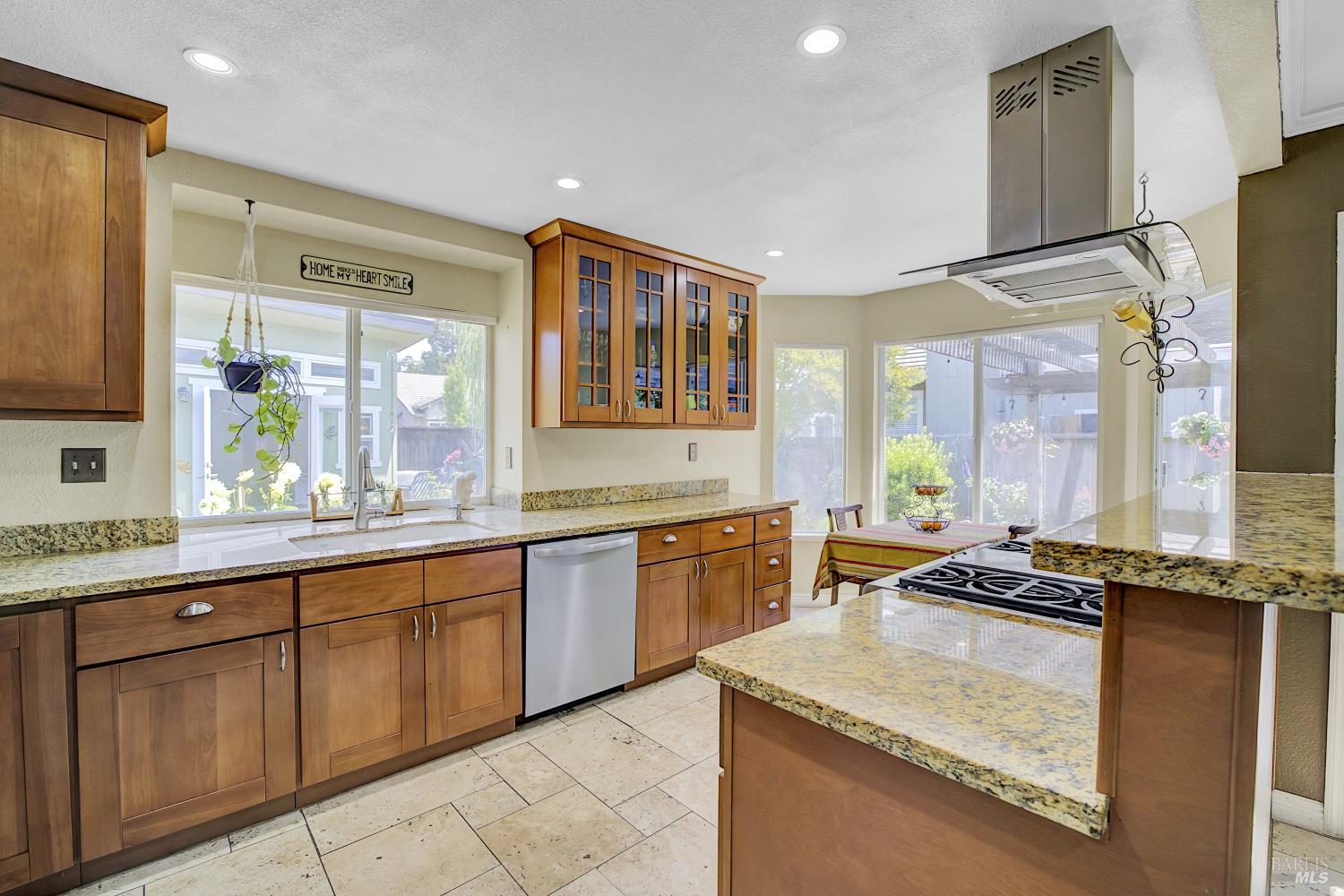 Detail Gallery Image 7 of 39 For 215 Flametree Cir, Windsor,  CA 95492 - 4 Beds | 3 Baths