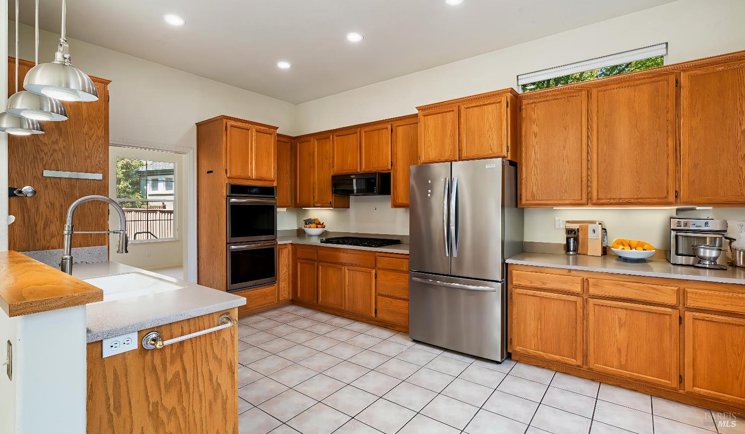 Detail Gallery Image 12 of 54 For 15 Wedgewood Ct, Petaluma,  CA 94954 - 4 Beds | 3 Baths