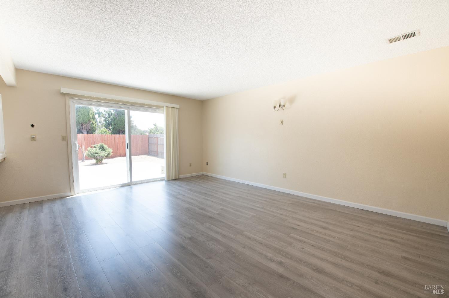 Detail Gallery Image 14 of 41 For 172 Delgado Ct, Vallejo,  CA 94591 - 4 Beds | 2/1 Baths