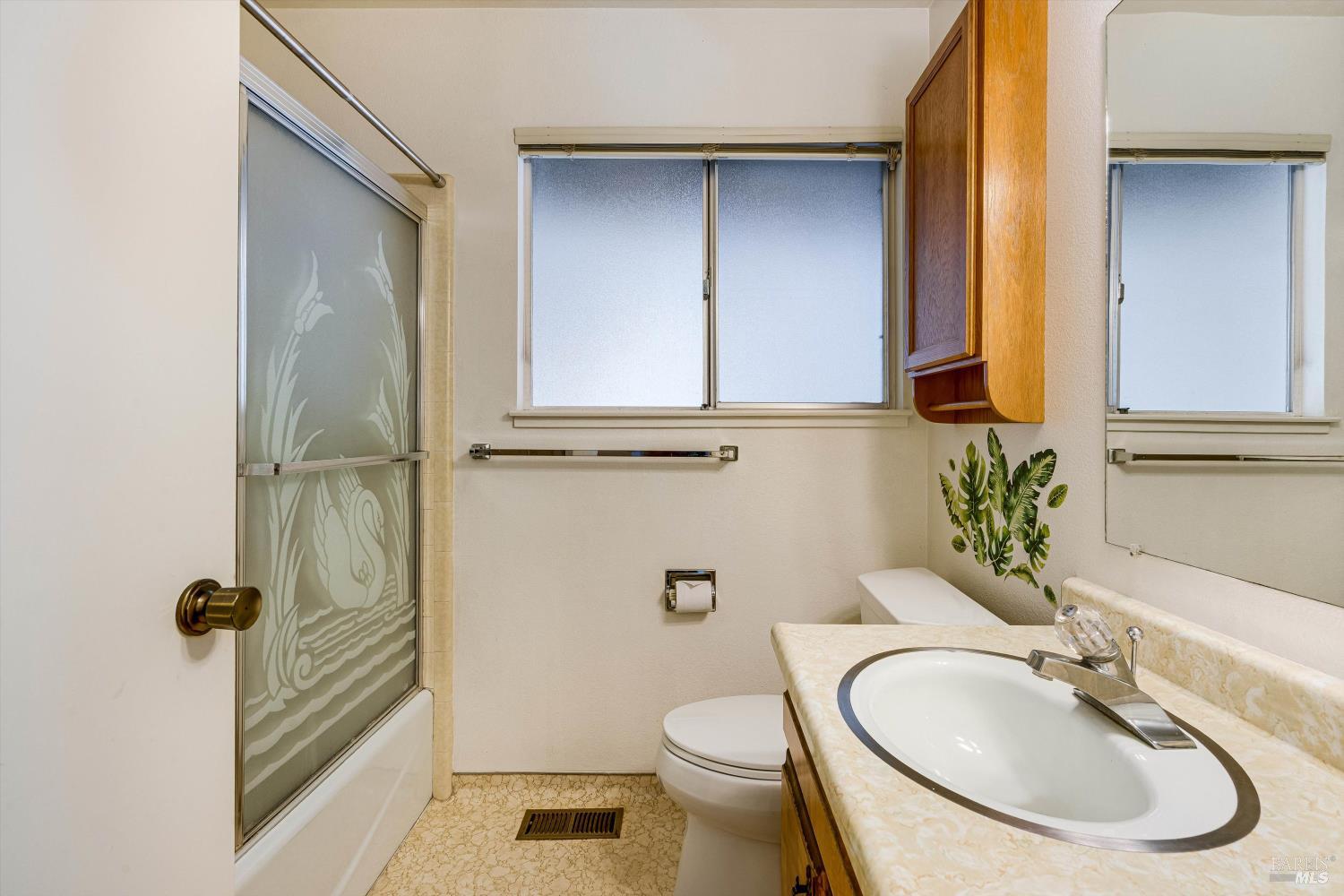 Detail Gallery Image 11 of 19 For 937 Manor Dr, Sonoma,  CA 95476 - 2 Beds | 2 Baths