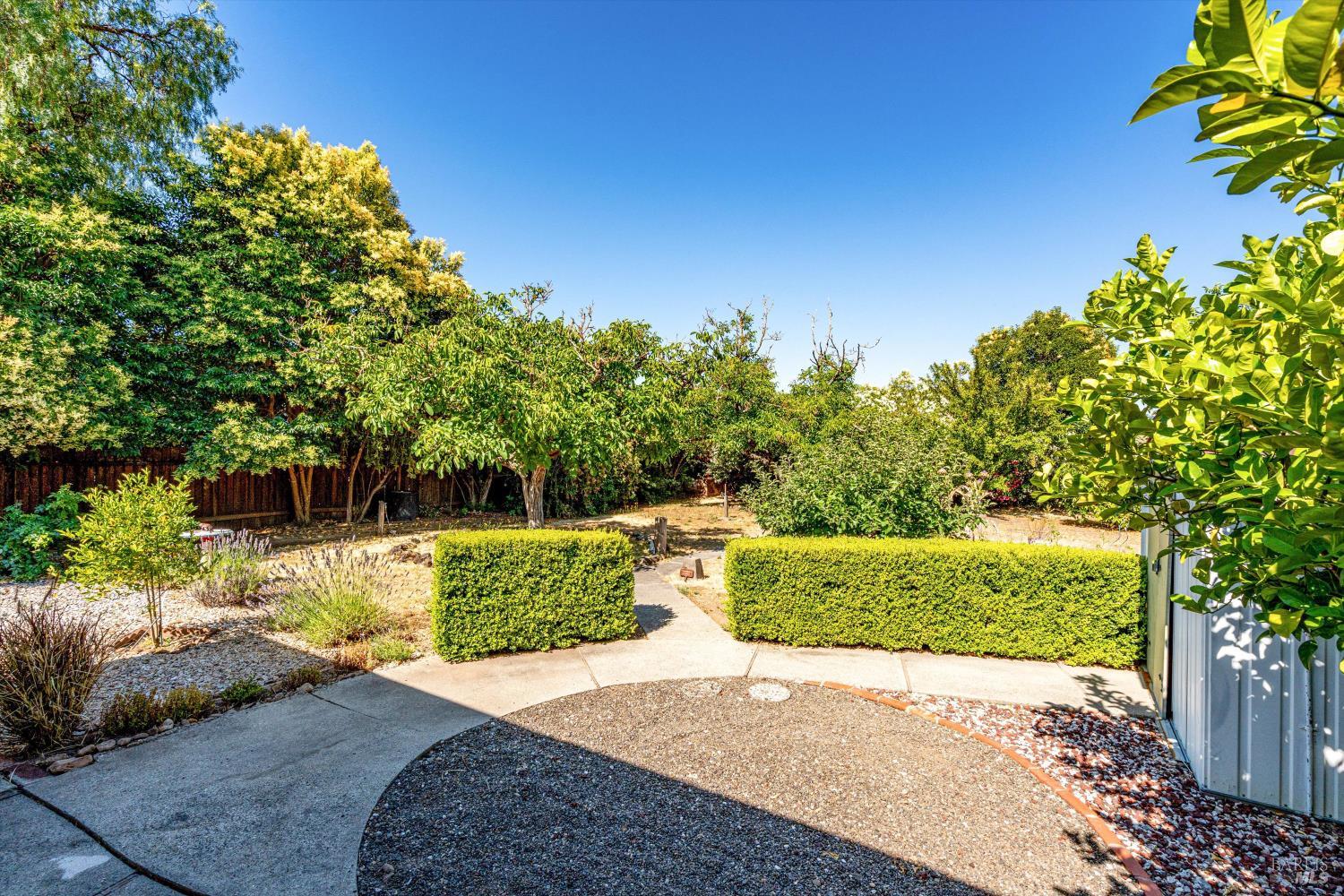 Detail Gallery Image 4 of 19 For 937 Manor Dr, Sonoma,  CA 95476 - 2 Beds | 2 Baths