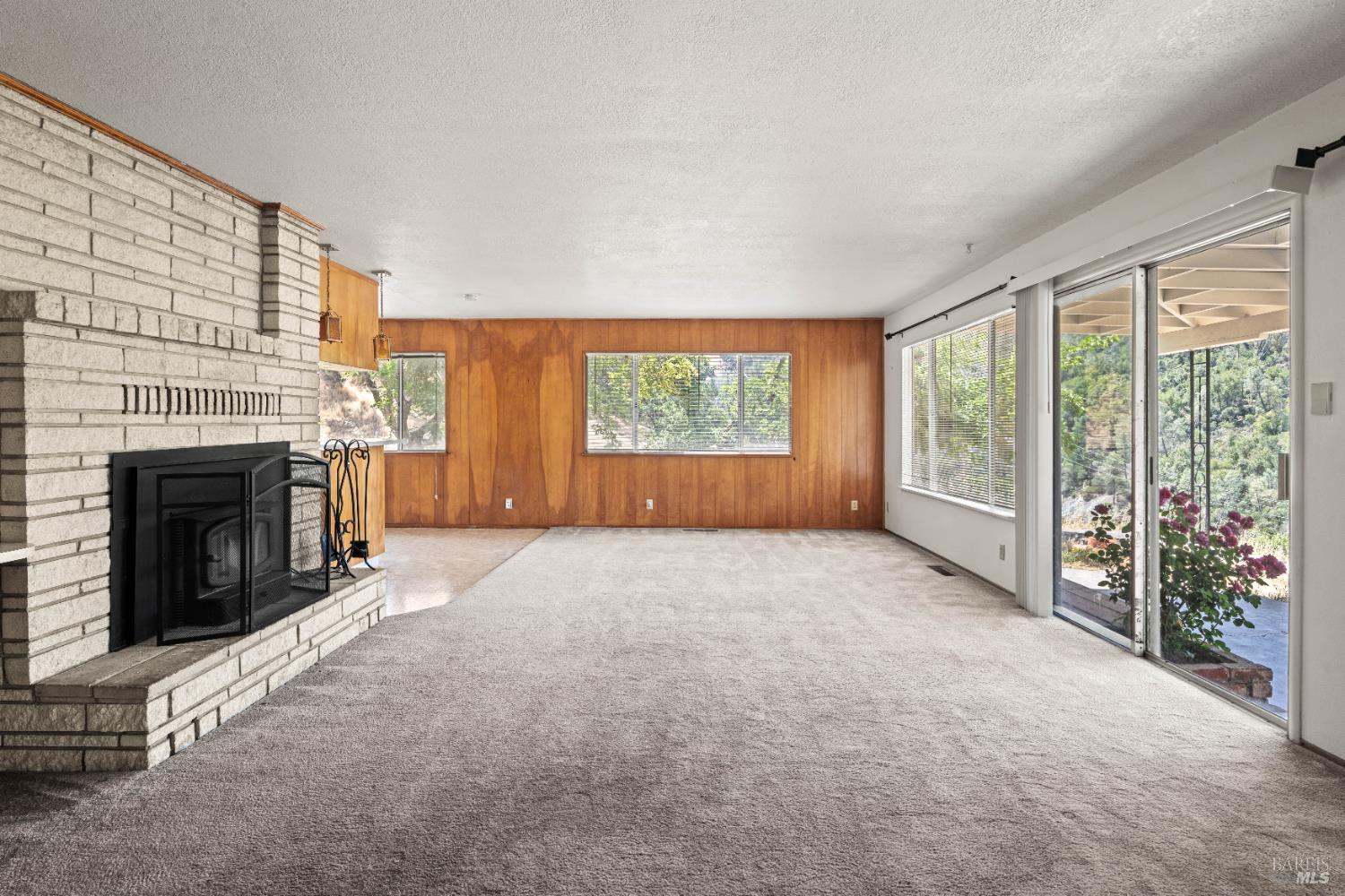 Detail Gallery Image 4 of 32 For 18201 S Highway 101 Unkn, Hopland,  CA 95449 - 3 Beds | 2/1 Baths