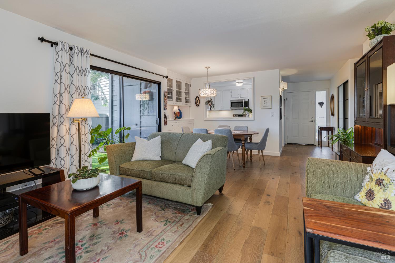 Detail Gallery Image 8 of 34 For 62 Cypress Pl, Sausalito,  CA 94965 - 2 Beds | 2 Baths