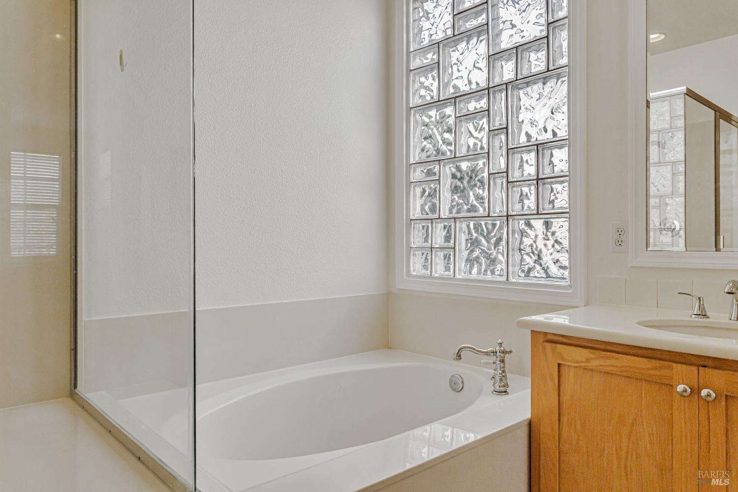 Detail Gallery Image 14 of 26 For 5124 Carisbrooke Ln, Vallejo,  CA 94591 - 3 Beds | 3 Baths
