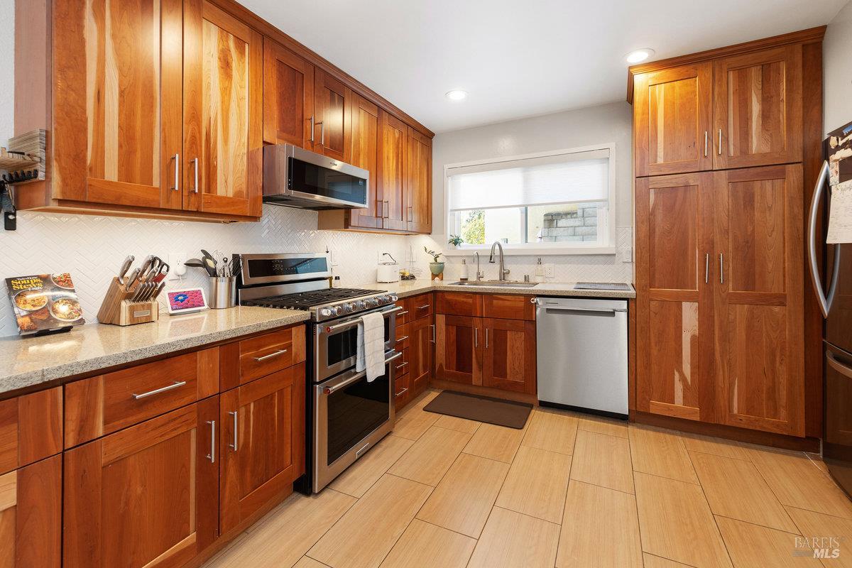 Detail Gallery Image 12 of 32 For 10 Margory Ct, Novato,  CA 94947 - 3 Beds | 2 Baths