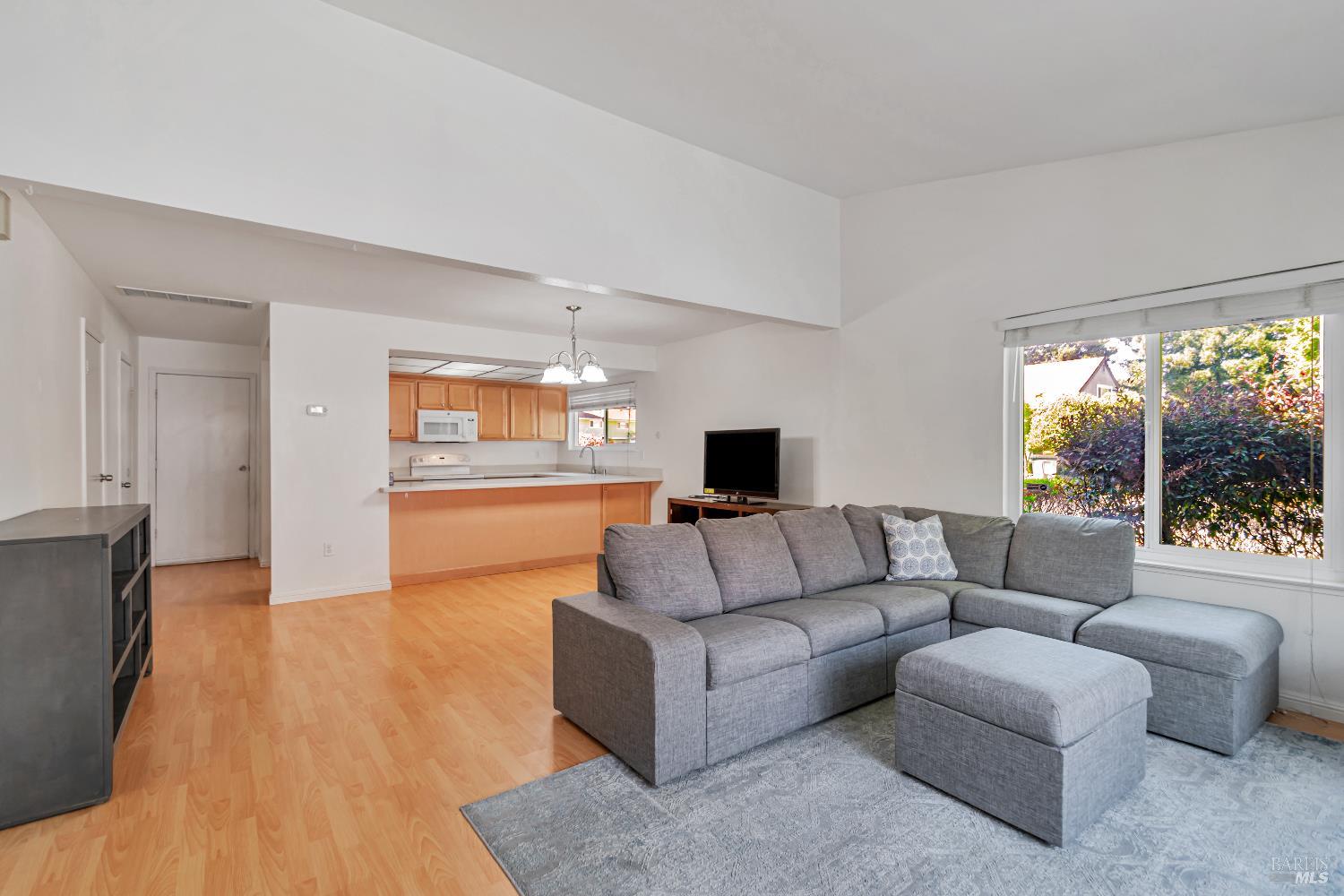 Detail Gallery Image 7 of 30 For 5016 Country Club Dr, Rohnert Park,  CA 94928 - 2 Beds | 1/1 Baths