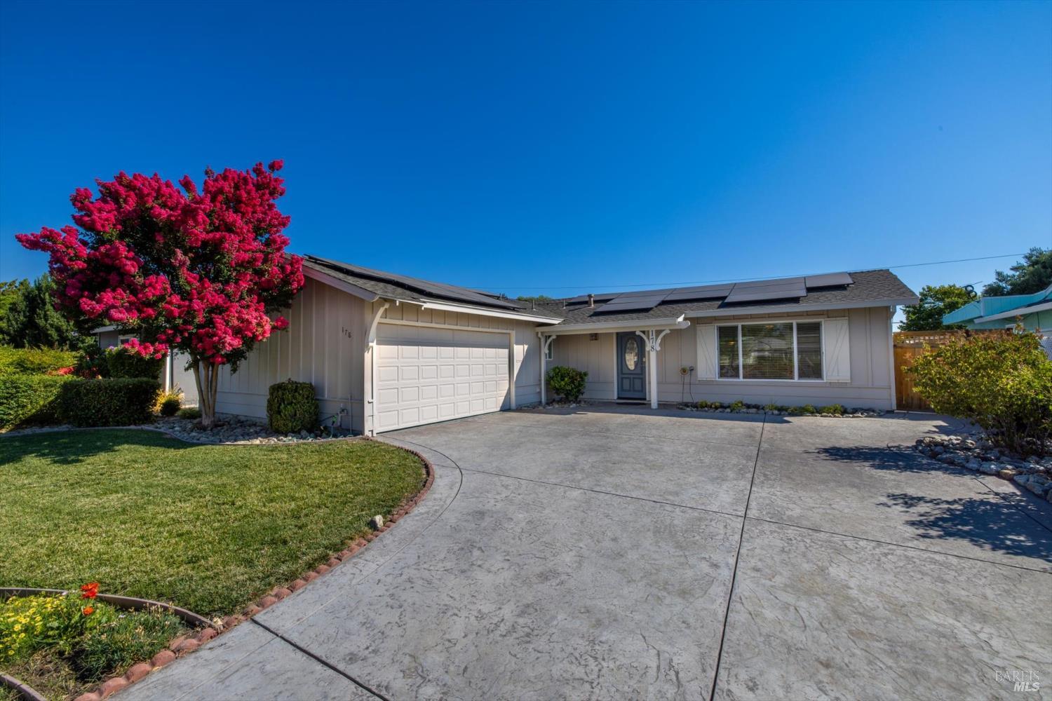 Detail Gallery Image 4 of 33 For 178 Mckinley Cir, Vacaville,  CA 95687 - 2 Beds | 2 Baths