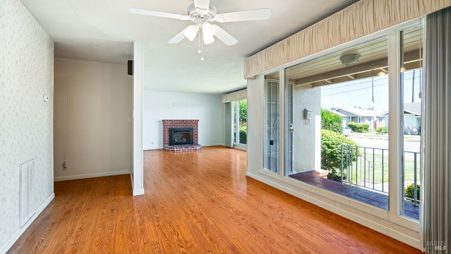 Detail Gallery Image 10 of 31 For 114 Edith St, Petaluma,  CA 94952 - 3 Beds | 2/1 Baths