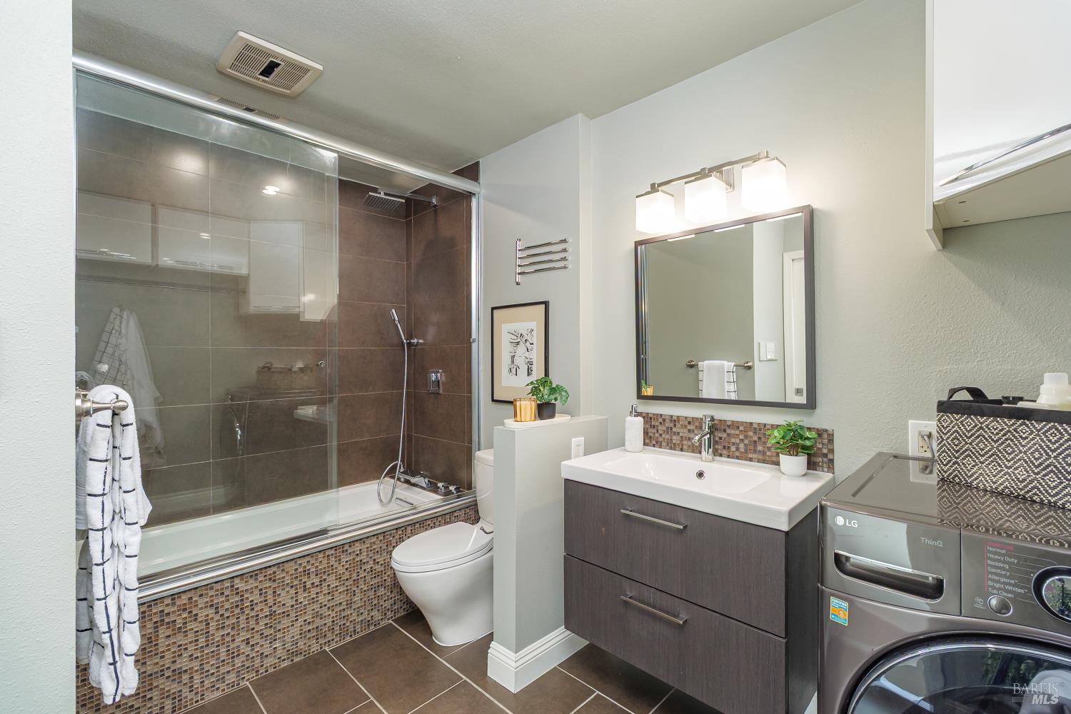Detail Gallery Image 12 of 29 For 4221 Shelter Bay Ave, Mill Valley,  CA 94941 - 2 Beds | 2 Baths