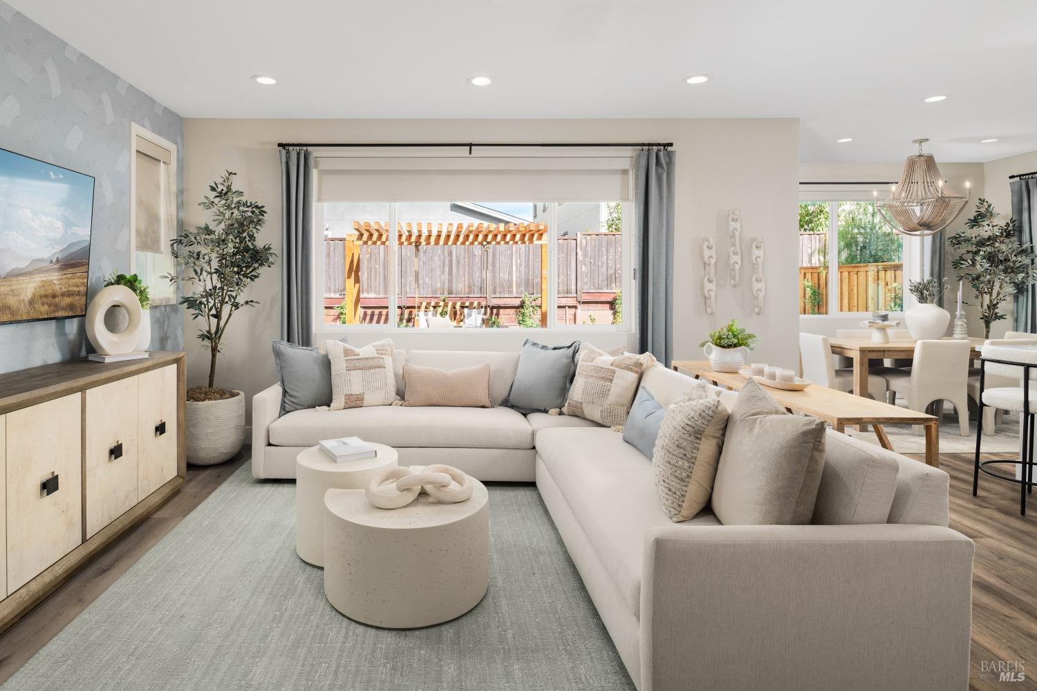 Detail Gallery Image 2 of 6 For 1544 Claritin St, Santa Rosa,  CA 95403 - 3 Beds | 2/1 Baths
