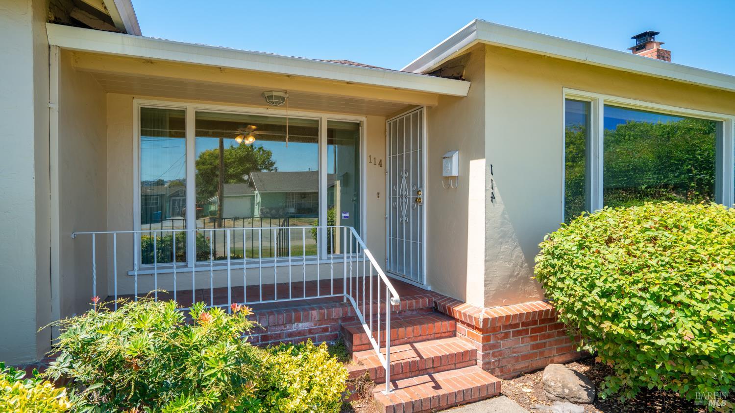 Detail Gallery Image 2 of 31 For 114 Edith St, Petaluma,  CA 94952 - 3 Beds | 2/1 Baths