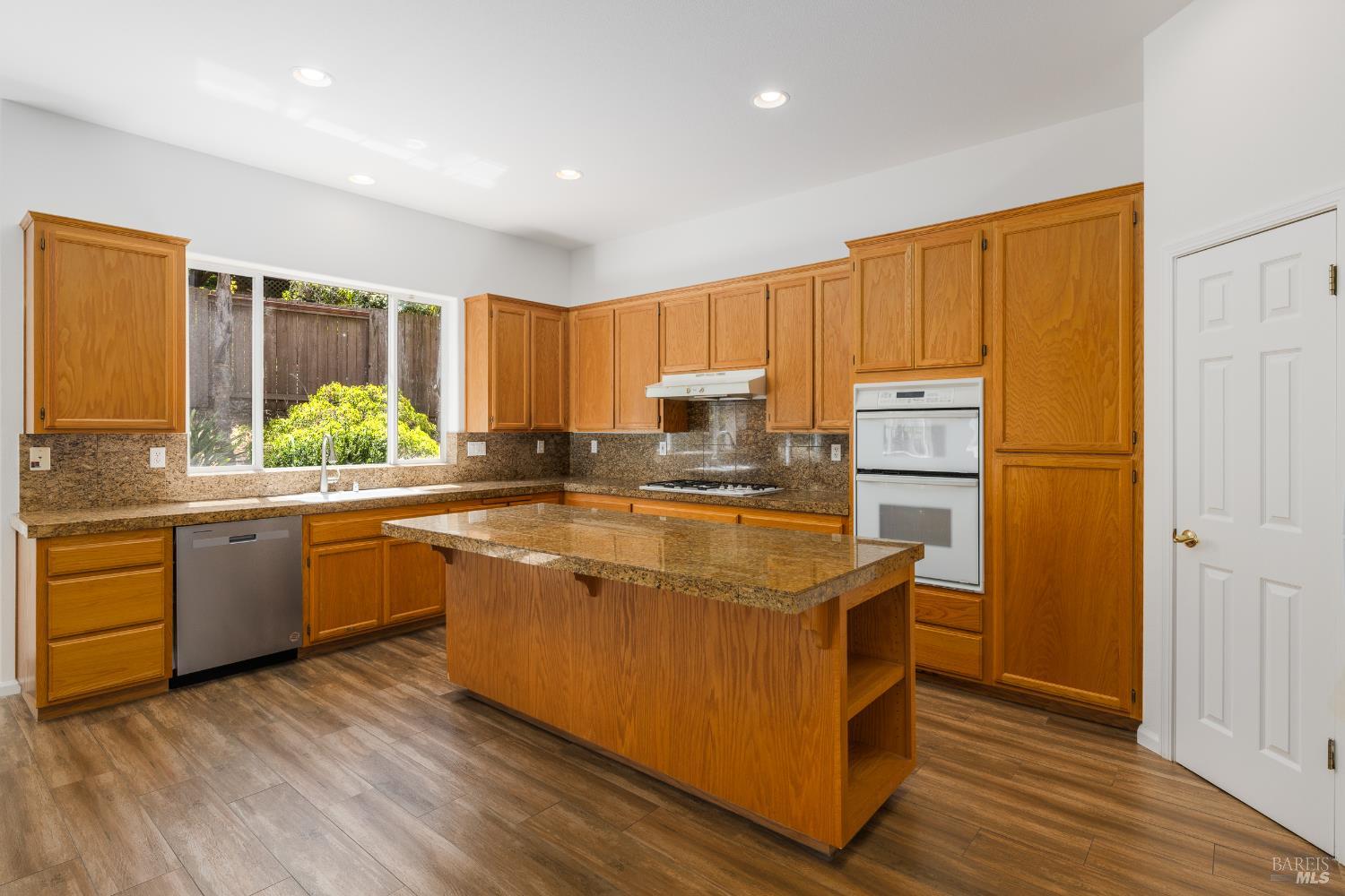 Detail Gallery Image 7 of 36 For 5795 Desoto Dr, Santa Rosa,  CA 95409 - 4 Beds | 3 Baths
