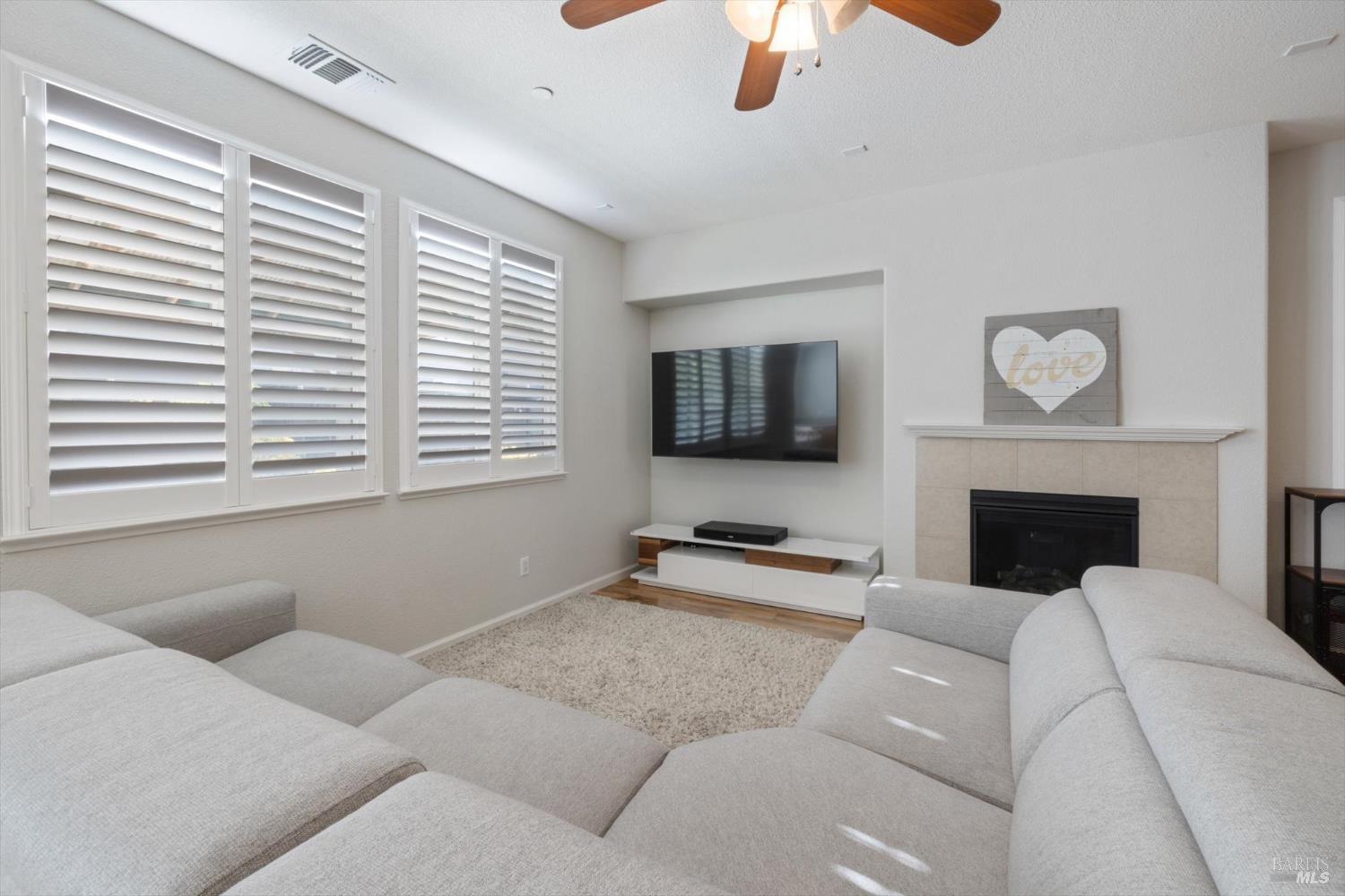 Detail Gallery Image 7 of 63 For 5294 Gramercy Cir, Fairfield,  CA 94533 - 5 Beds | 3/1 Baths