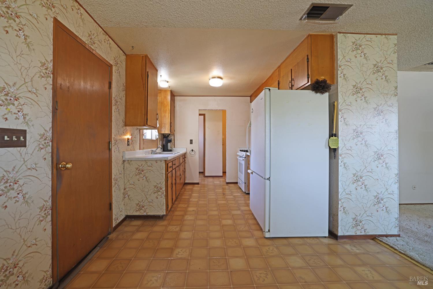 Detail Gallery Image 5 of 17 For 235 Trinity Ct, Rio Vista,  CA 94571 - 3 Beds | 1/1 Baths