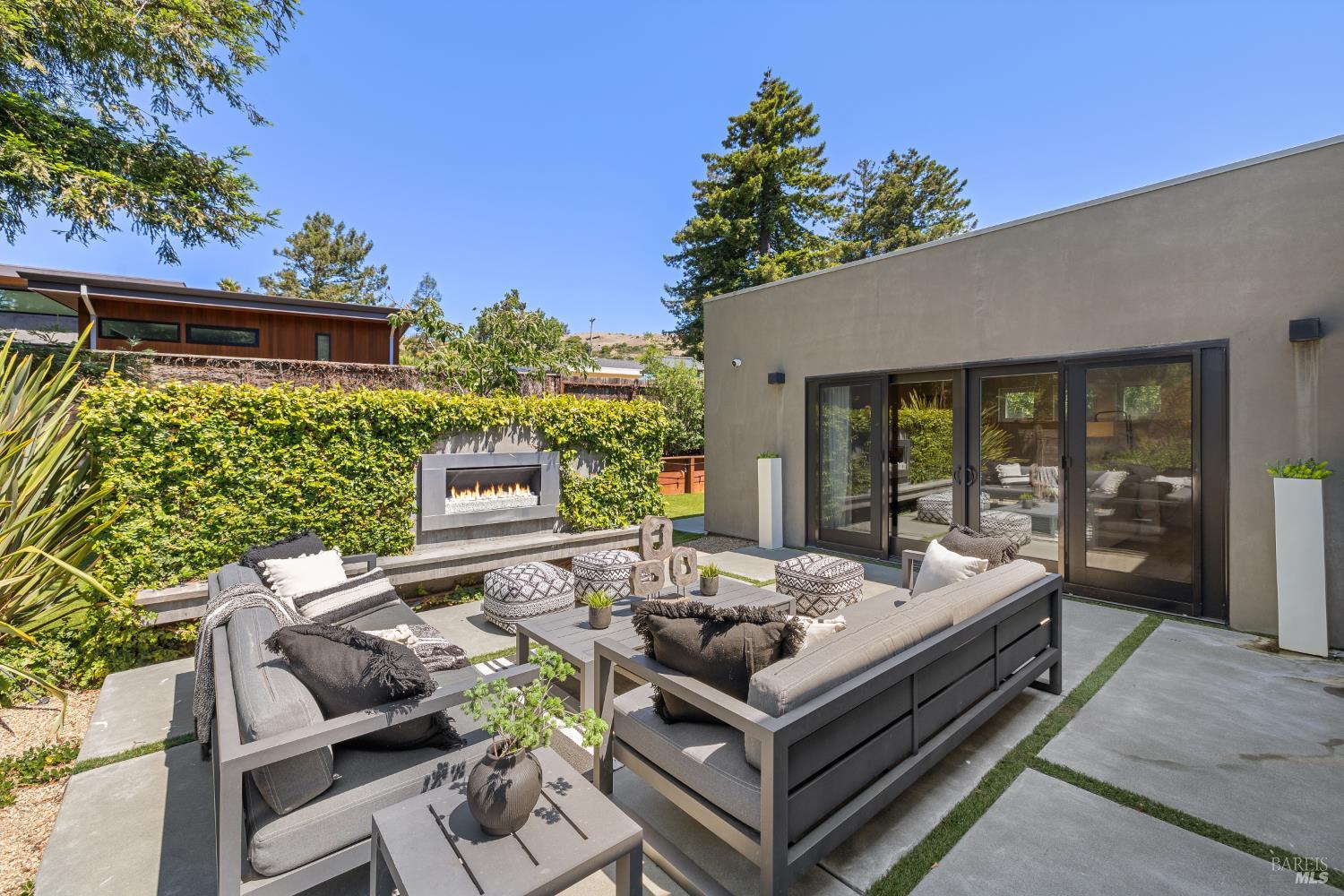 Detail Gallery Image 21 of 24 For 17 Juno Rd, Tiburon,  CA 94920 - 3 Beds | 3 Baths