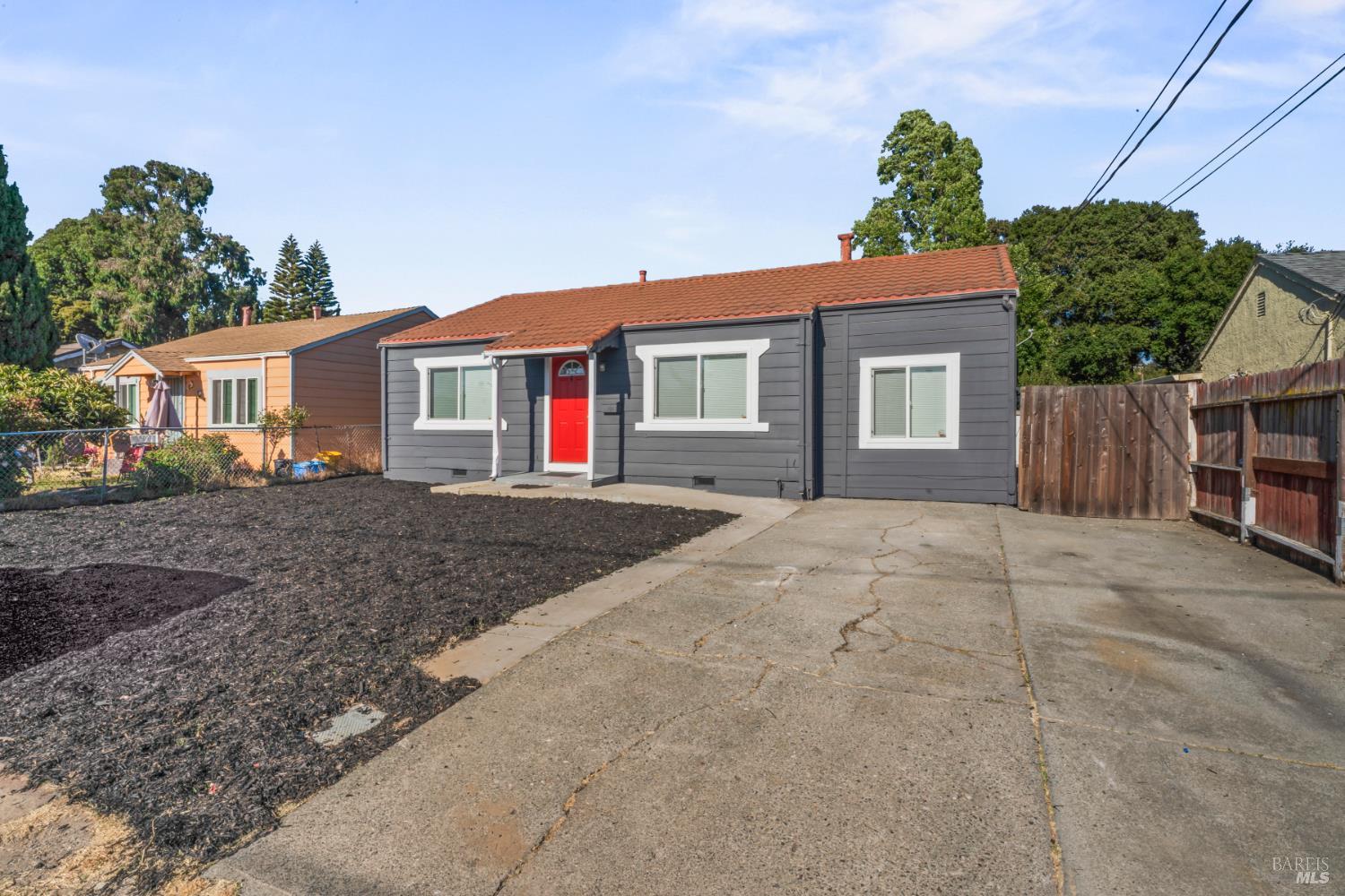 Detail Gallery Image 3 of 19 For 144 Hogan Ave, Vallejo,  CA 94589 - 3 Beds | 1 Baths