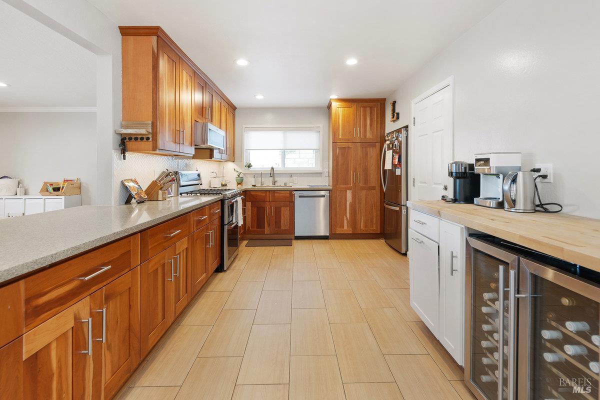 Detail Gallery Image 11 of 32 For 10 Margory Ct, Novato,  CA 94947 - 3 Beds | 2 Baths