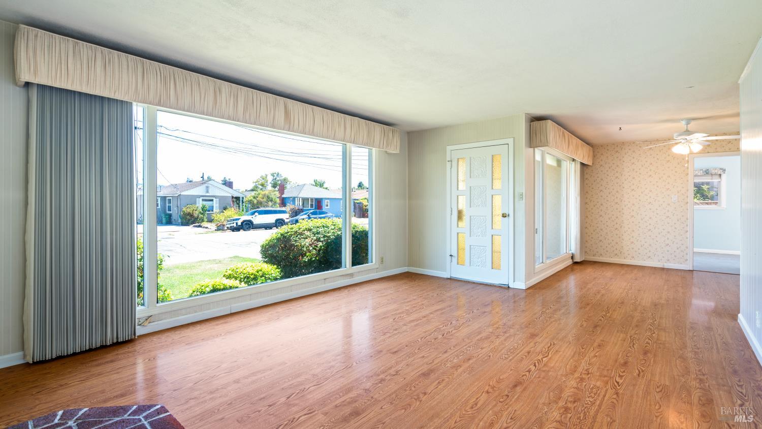 Detail Gallery Image 8 of 31 For 114 Edith St, Petaluma,  CA 94952 - 3 Beds | 2/1 Baths
