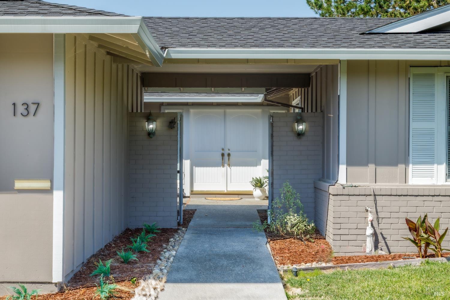 Detail Gallery Image 2 of 32 For 137 Valley Lakes Dr, Santa Rosa,  CA 95409 - 3 Beds | 2 Baths