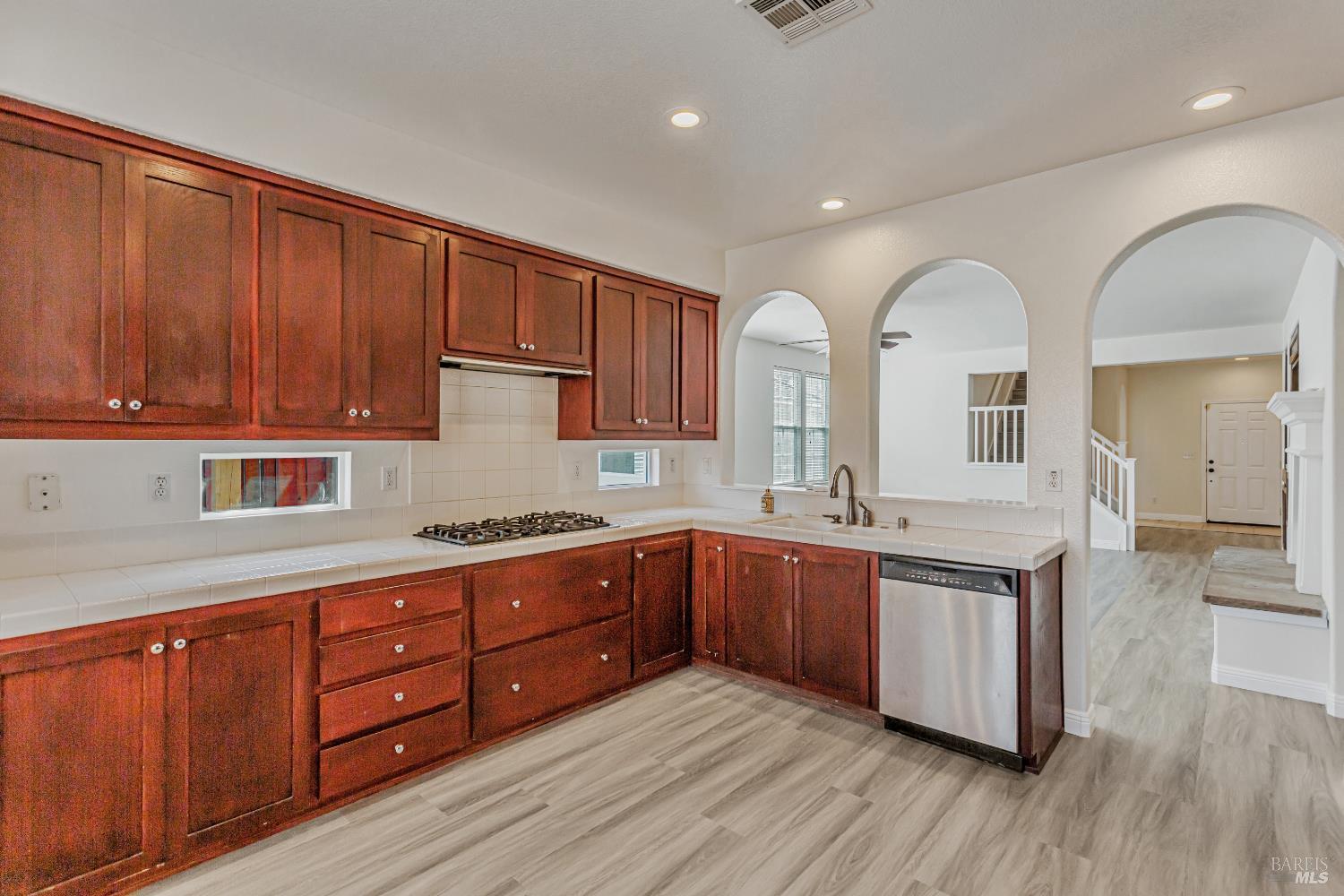 Detail Gallery Image 6 of 26 For 5124 Carisbrooke Ln, Vallejo,  CA 94591 - 3 Beds | 3 Baths