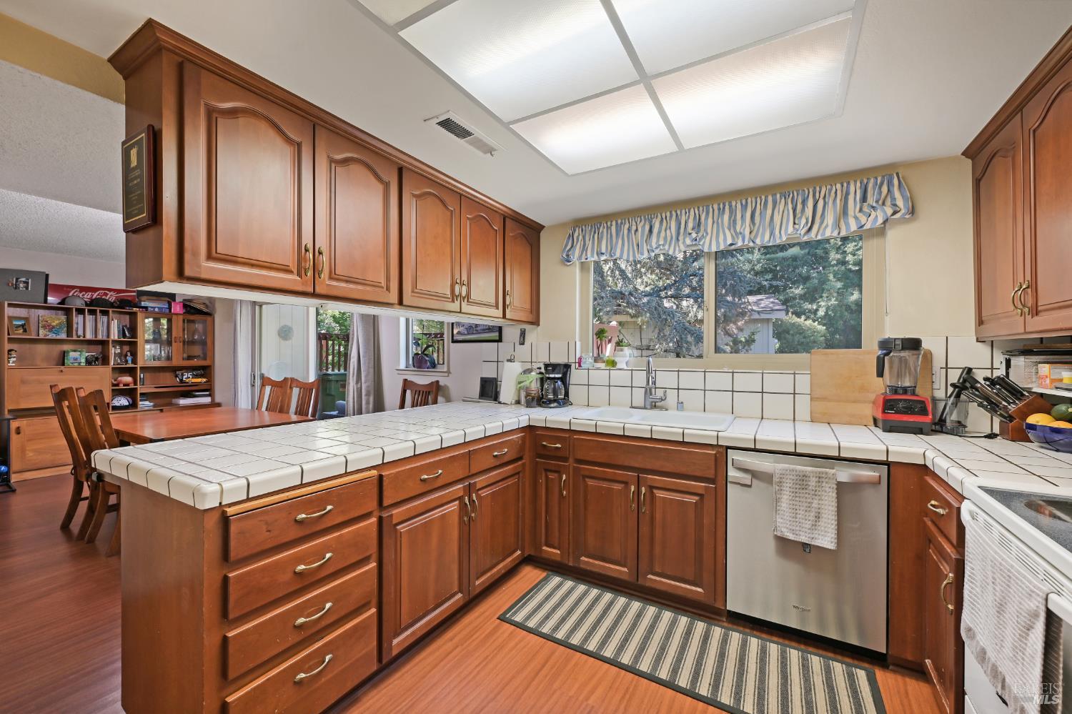 Detail Gallery Image 11 of 32 For 55 Salvatore Dr, Novato,  CA 94949 - 3 Beds | 2/1 Baths