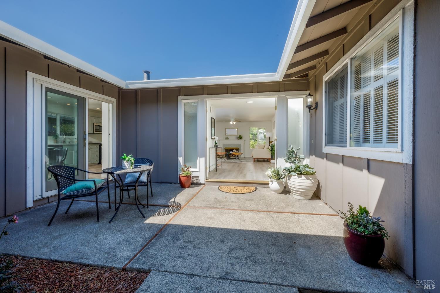 Detail Gallery Image 3 of 32 For 137 Valley Lakes Dr, Santa Rosa,  CA 95409 - 3 Beds | 2 Baths