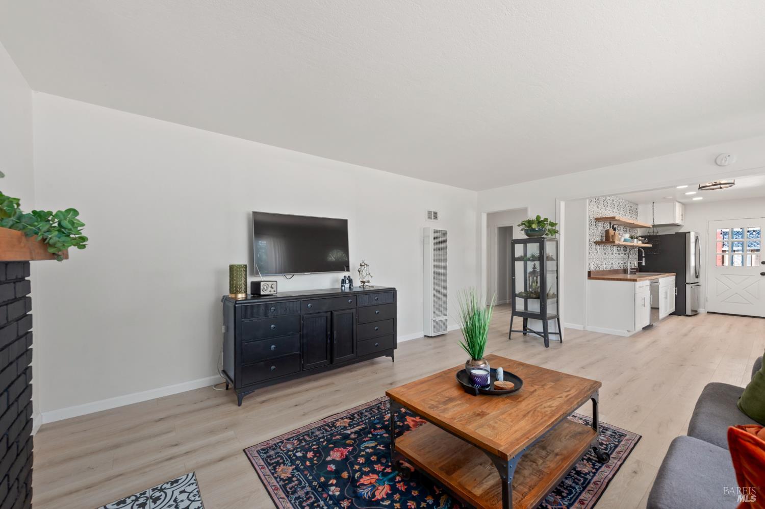 Detail Gallery Image 6 of 26 For 1162 San Domingo Dr, Santa Rosa,  CA 95404 - 3 Beds | 1 Baths