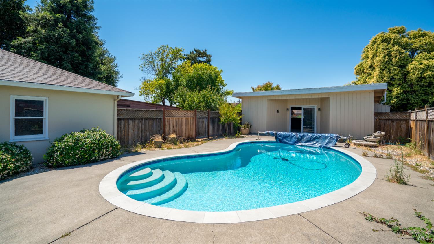 Detail Gallery Image 4 of 31 For 114 Edith St, Petaluma,  CA 94952 - 3 Beds | 2/1 Baths