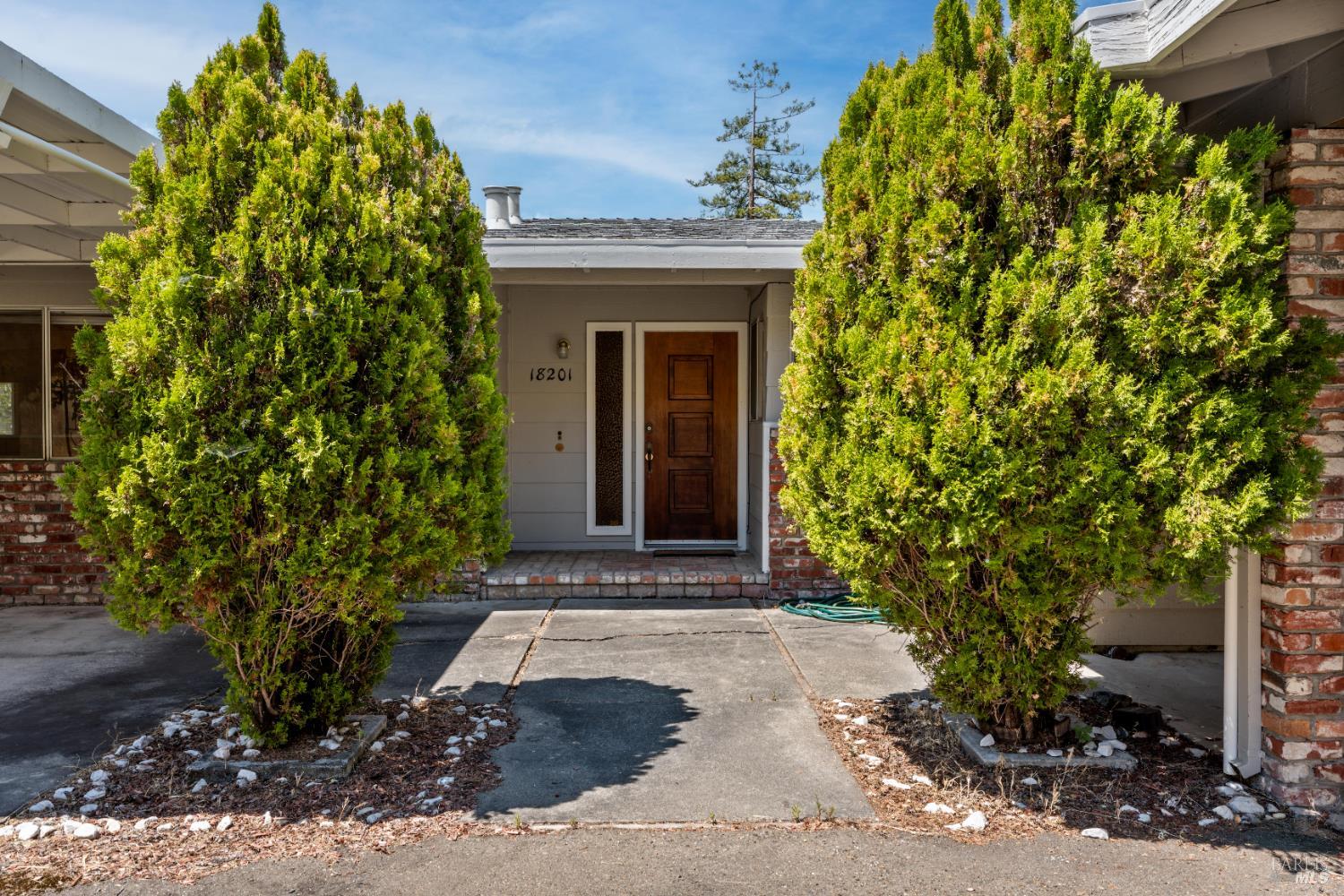 Detail Gallery Image 3 of 32 For 18201 S Highway 101 Unkn, Hopland,  CA 95449 - 3 Beds | 2/1 Baths