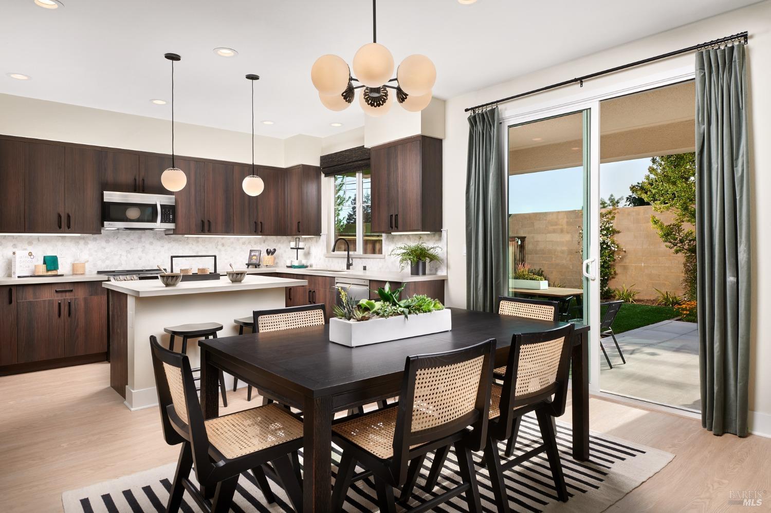 Detail Gallery Image 1 of 5 For 2725 Amora Cir, Santa Rosa,  CA 95407 - 4 Beds | 3 Baths