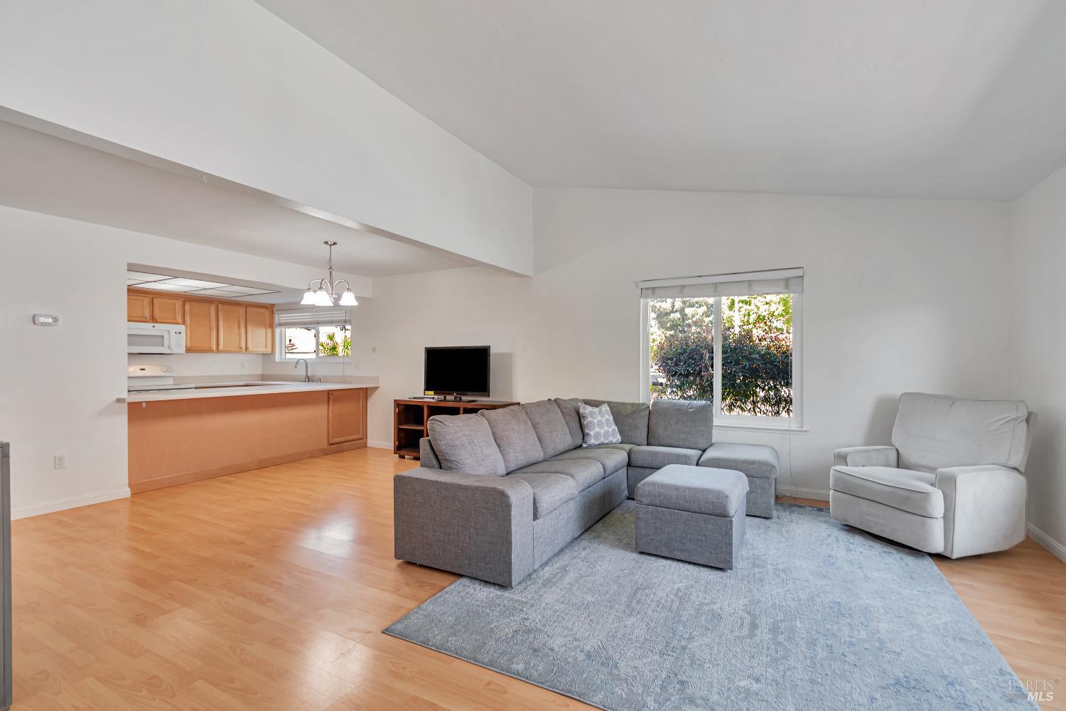 Detail Gallery Image 5 of 30 For 5016 Country Club Dr, Rohnert Park,  CA 94928 - 2 Beds | 1/1 Baths