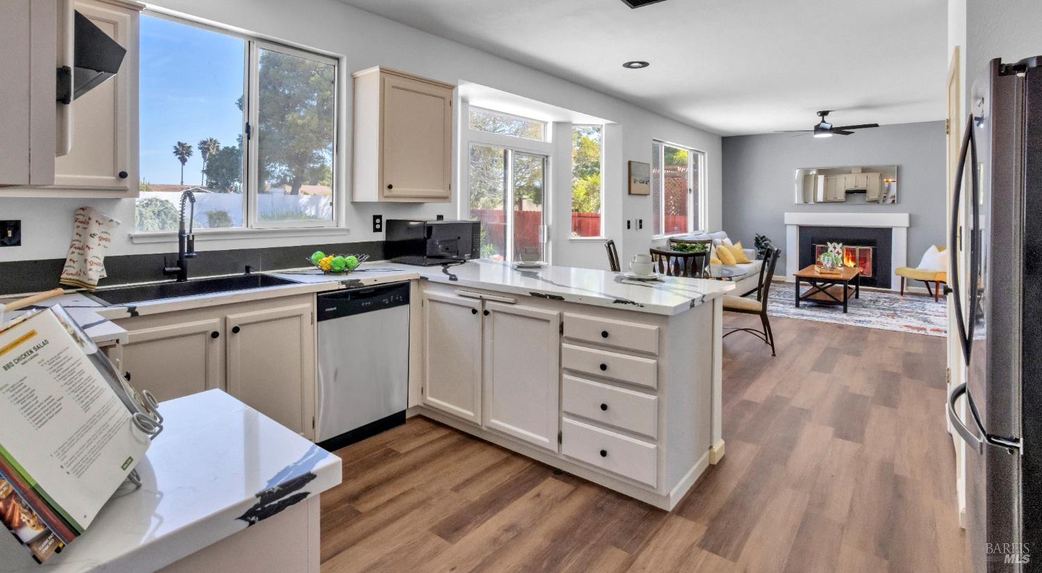 Detail Gallery Image 6 of 35 For 1042 Armsby Way, Suisun City,  CA 94585 - 3 Beds | 2/1 Baths