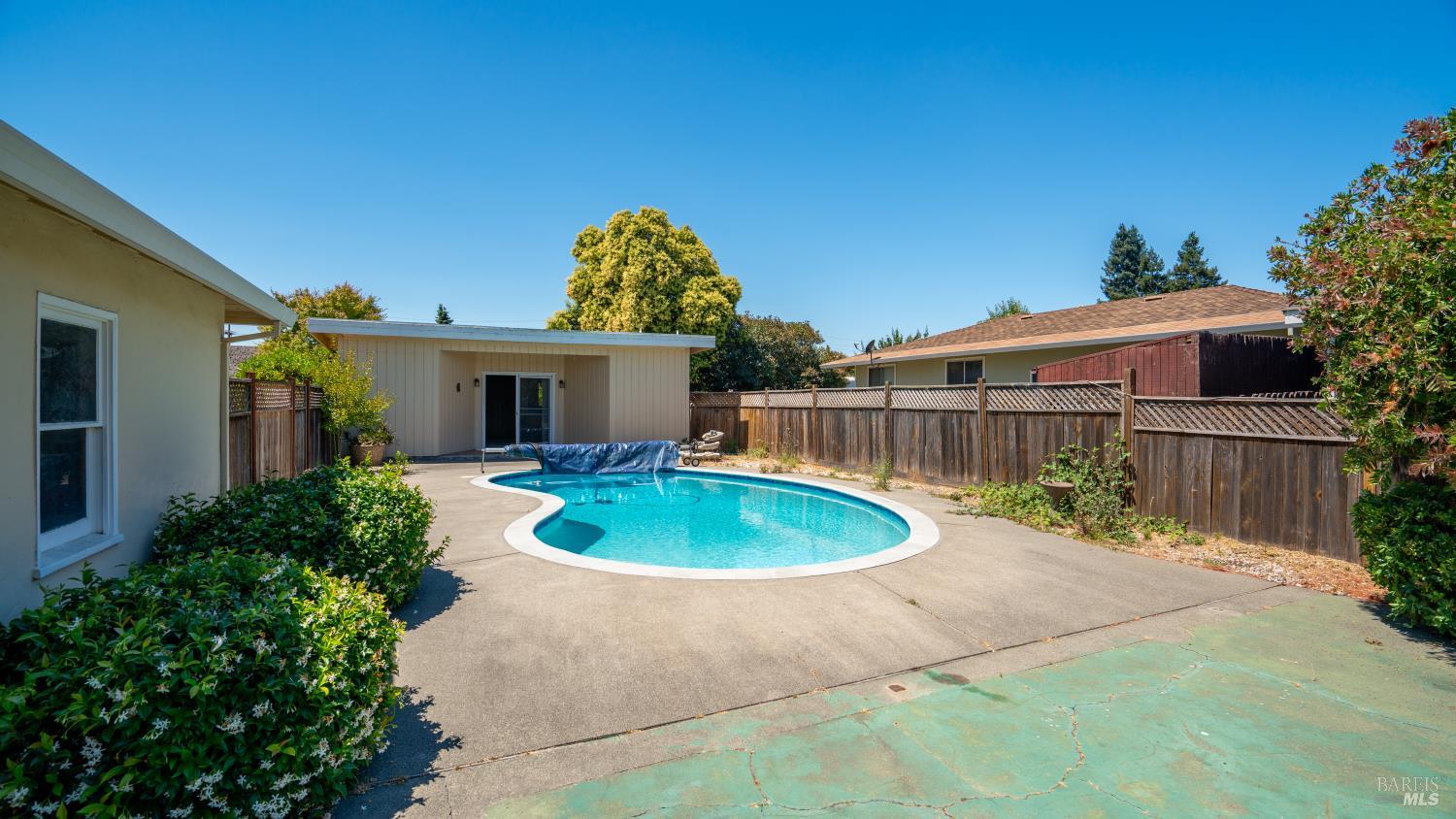 Detail Gallery Image 5 of 31 For 114 Edith St, Petaluma,  CA 94952 - 3 Beds | 2/1 Baths