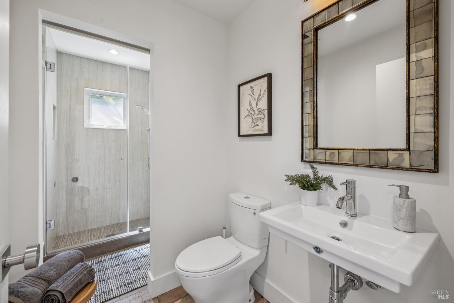 Detail Gallery Image 16 of 24 For 17 Juno Rd, Tiburon,  CA 94920 - 3 Beds | 3 Baths