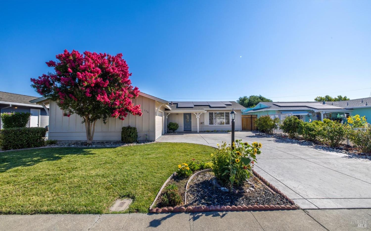 Detail Gallery Image 3 of 33 For 178 Mckinley Cir, Vacaville,  CA 95687 - 2 Beds | 2 Baths