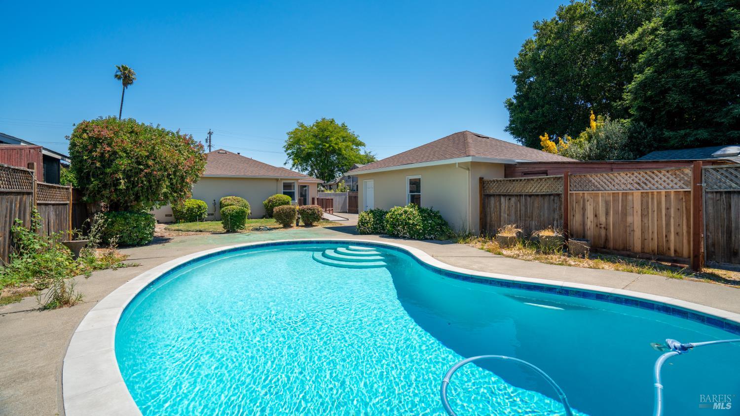 Detail Gallery Image 3 of 31 For 114 Edith St, Petaluma,  CA 94952 - 3 Beds | 2/1 Baths