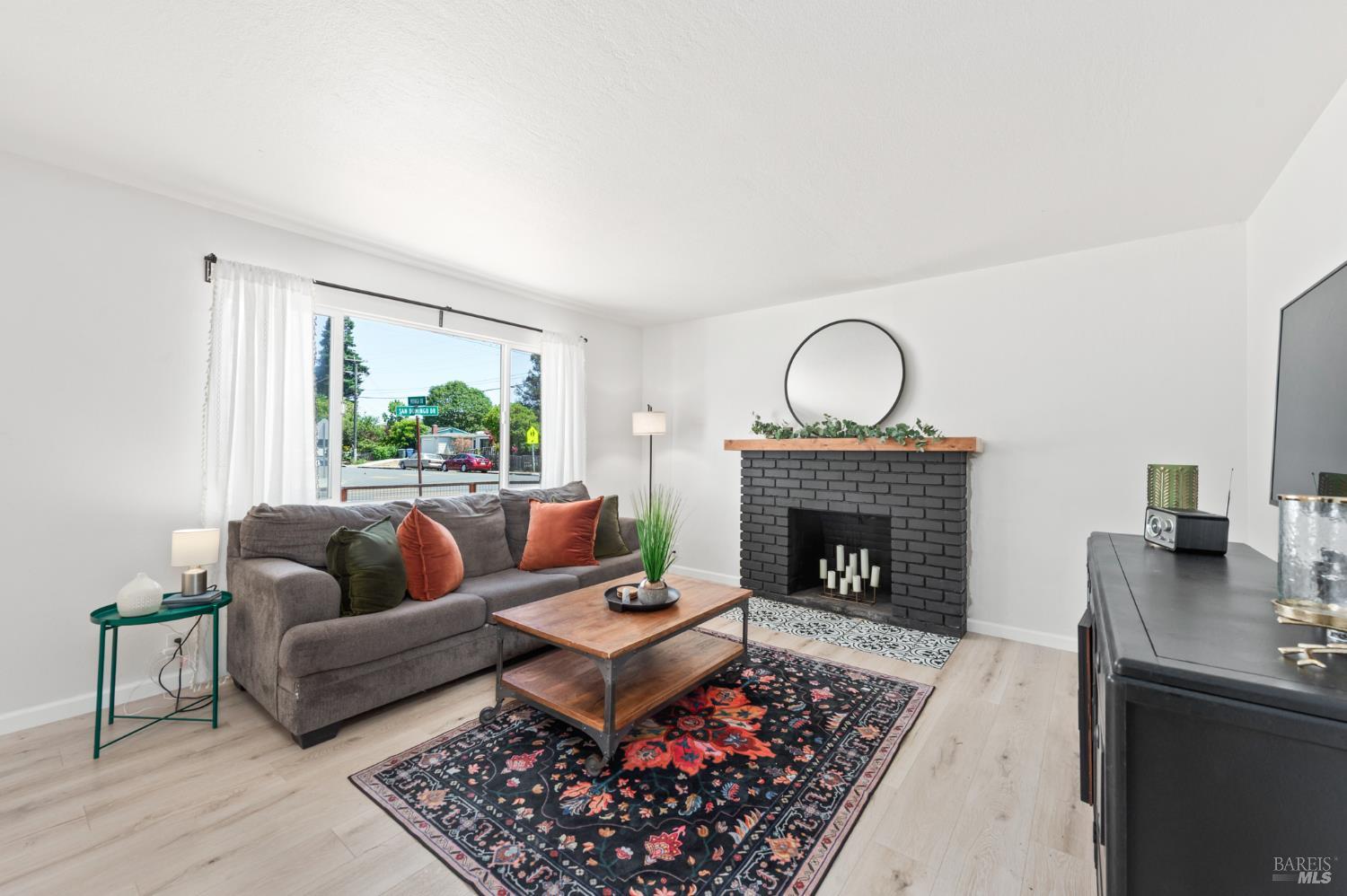 Detail Gallery Image 4 of 26 For 1162 San Domingo Dr, Santa Rosa,  CA 95404 - 3 Beds | 1 Baths