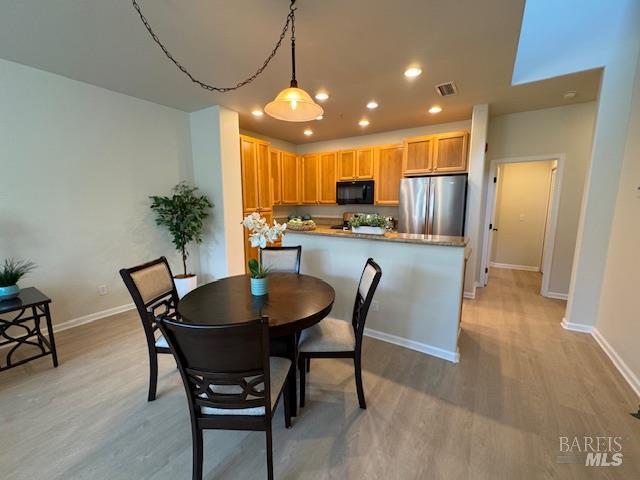 Detail Gallery Image 3 of 7 For 6761 Santero Way, Cotati,  CA 94931 - 3 Beds | 2 Baths