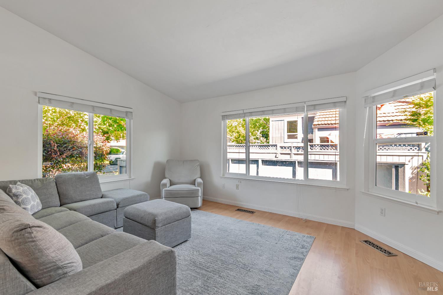 Detail Gallery Image 9 of 30 For 5016 Country Club Dr, Rohnert Park,  CA 94928 - 2 Beds | 1/1 Baths