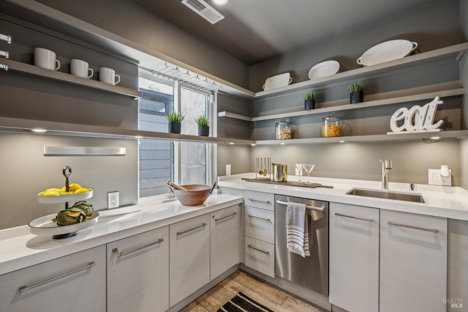 Detail Gallery Image 7 of 24 For 17 Juno Rd, Tiburon,  CA 94920 - 3 Beds | 3 Baths