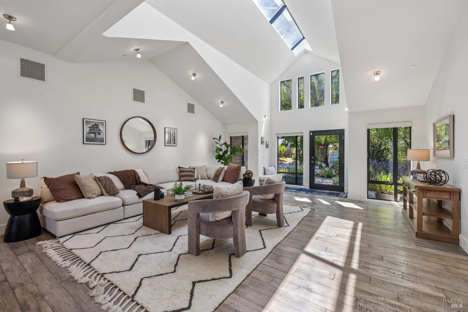 Detail Gallery Image 2 of 24 For 17 Juno Rd, Tiburon,  CA 94920 - 3 Beds | 3 Baths
