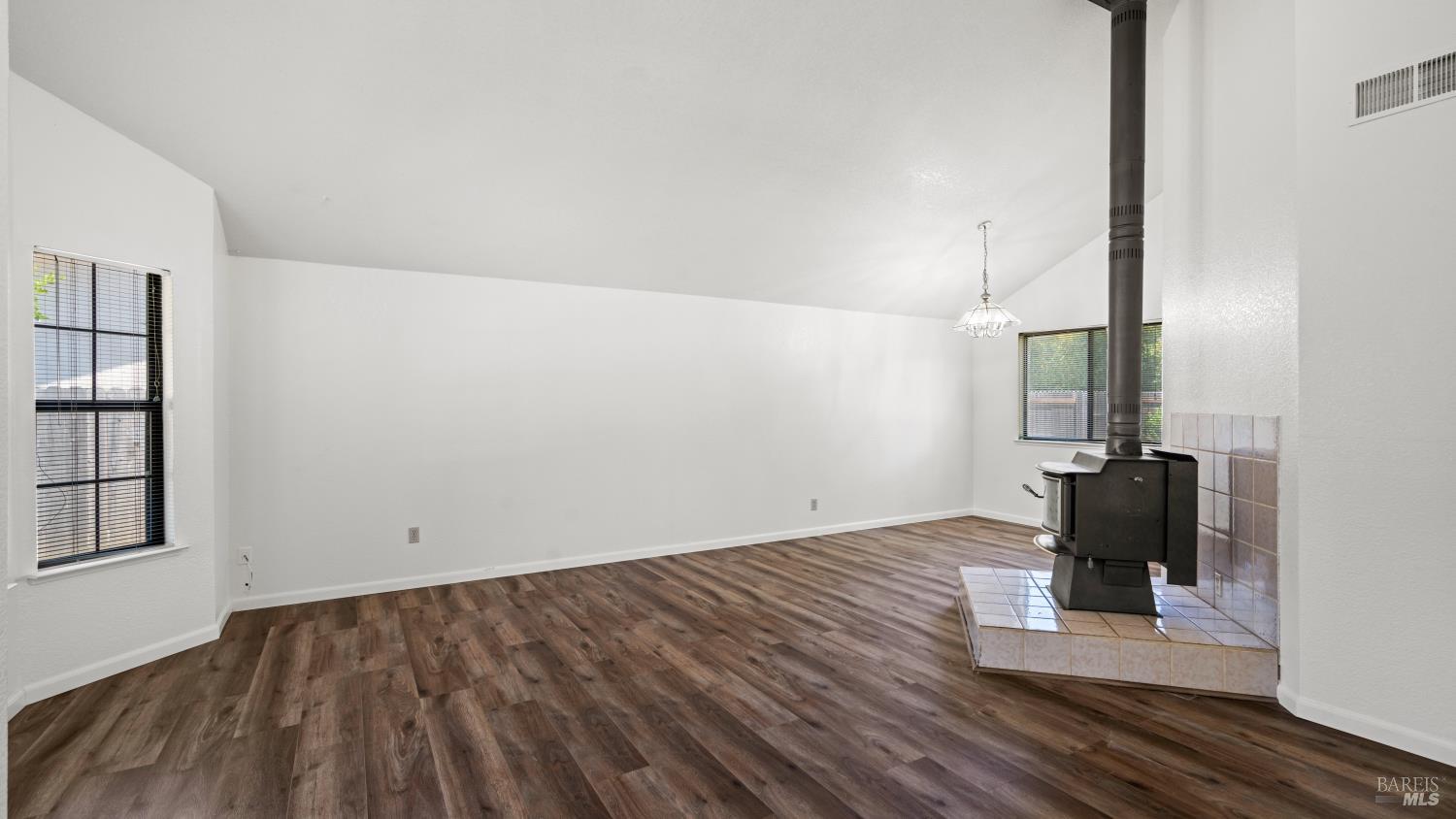 Detail Gallery Image 5 of 39 For 231 Park Ln, Vacaville,  CA 95687 - 3 Beds | 2/1 Baths