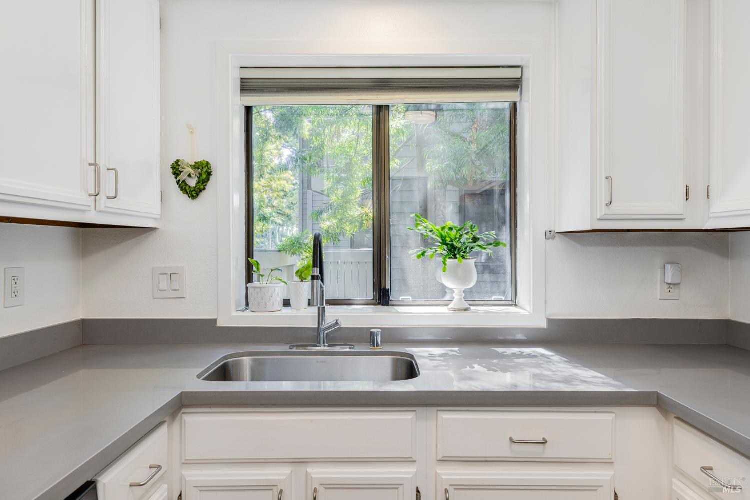 Detail Gallery Image 4 of 34 For 62 Cypress Pl, Sausalito,  CA 94965 - 2 Beds | 2 Baths
