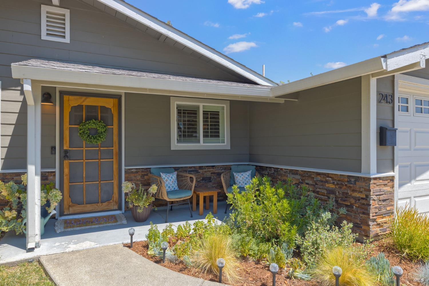 Detail Gallery Image 4 of 30 For 243 Cedar St, Vacaville,  CA 95688 - 4 Beds | 2 Baths