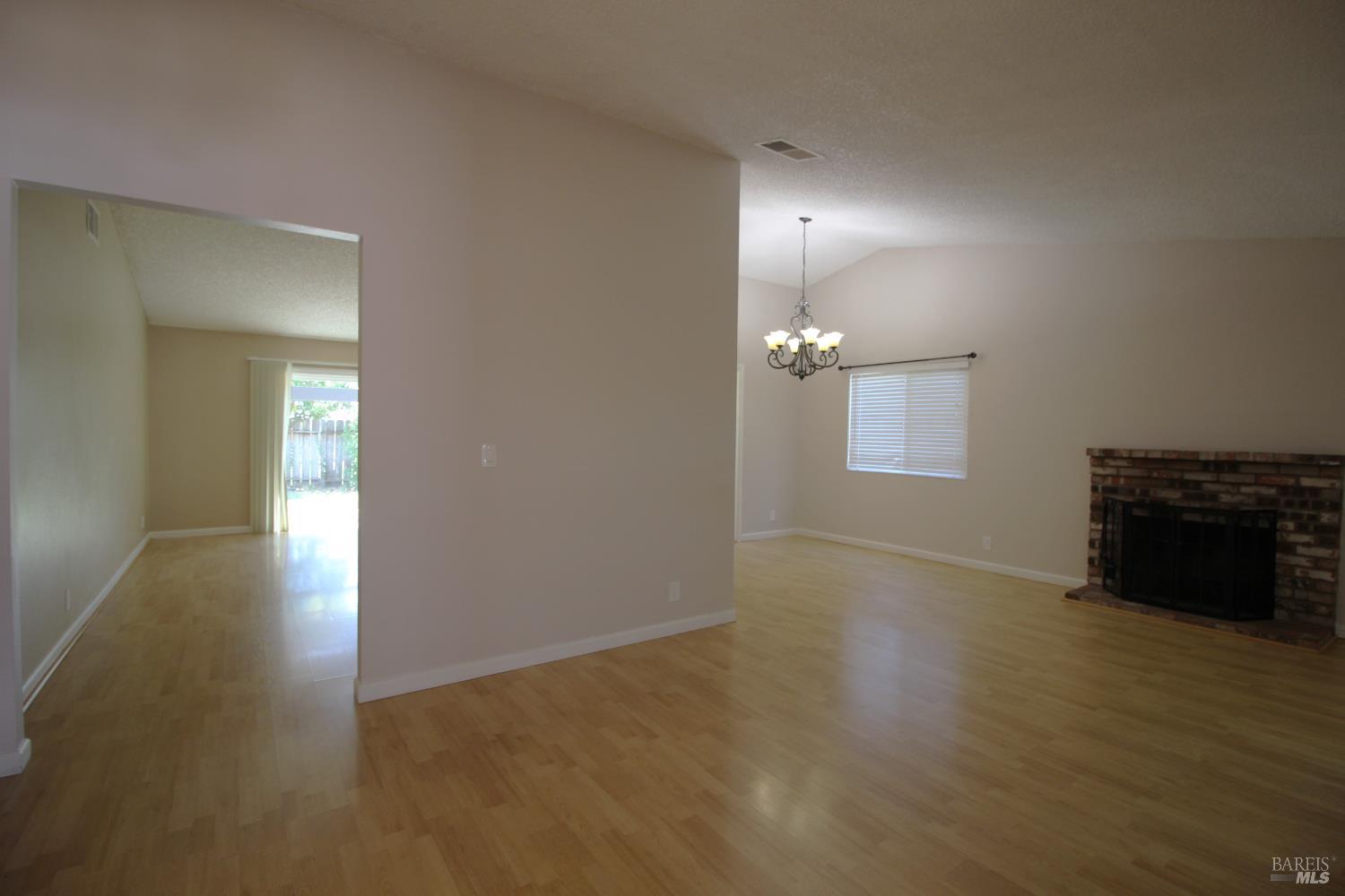 Detail Gallery Image 3 of 24 For 619 Barnacle Way, Suisun City,  CA 94585 - 3 Beds | 2 Baths