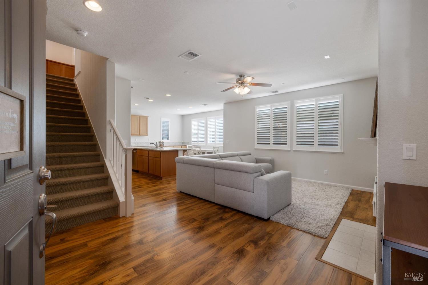 Detail Gallery Image 5 of 63 For 5294 Gramercy Cir, Fairfield,  CA 94533 - 5 Beds | 3/1 Baths