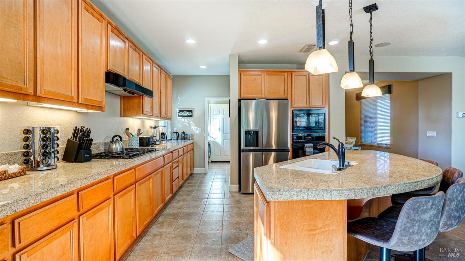 Detail Gallery Image 10 of 43 For 8414 Stomper Dr, Windsor,  CA 95492 - 4 Beds | 3 Baths
